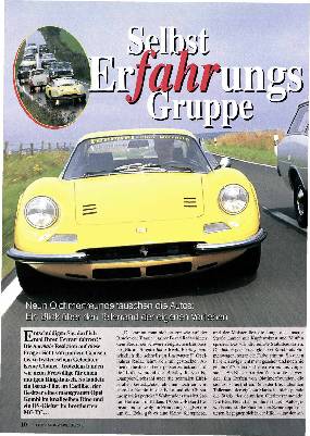 Neun Oldtimerfreunde [ausicnen c ie Autos
