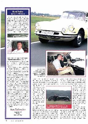 Neun Oldtimerfreunde [ausicnen c ie Autos