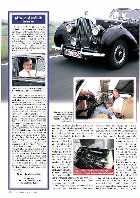 Neun Oldtimerfreunde [ausicnen c ie Autos