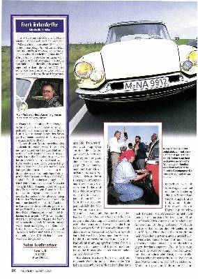 Neun Oldtimerfreunde [ausicnen c ie Autos