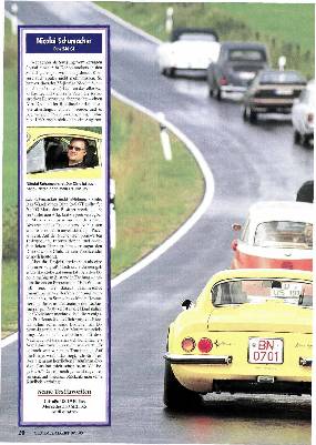 Neun Oldtimerfreunde [ausicnen c ie Autos